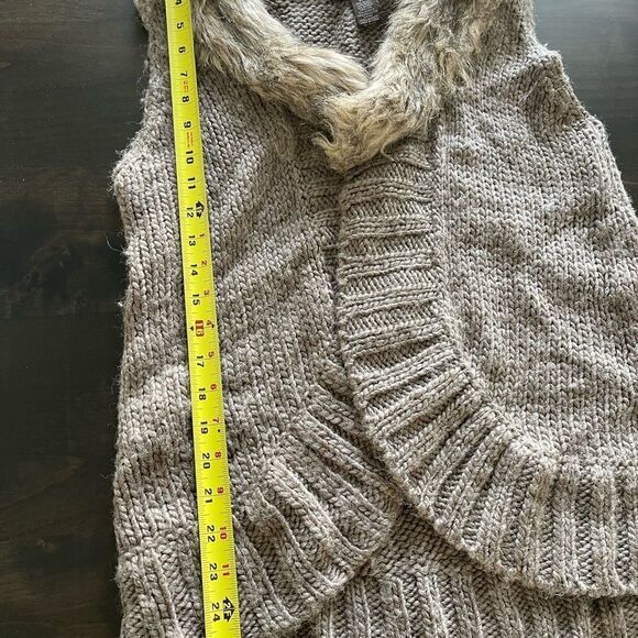 Fenn Wright Manson Sleeveless Knit Cardigan with faux fur collar - Picture 6 of 6